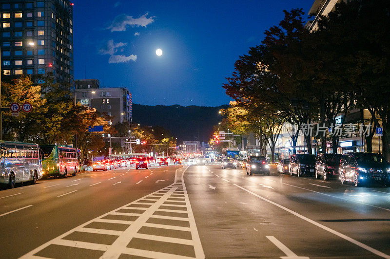 广角日本道路下丸町区夜间街景附近的加莫河京都日本