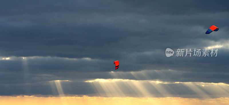 冬天飞行中的风筝冲浪。日落的天空。全景。有选择性的清晰度。
