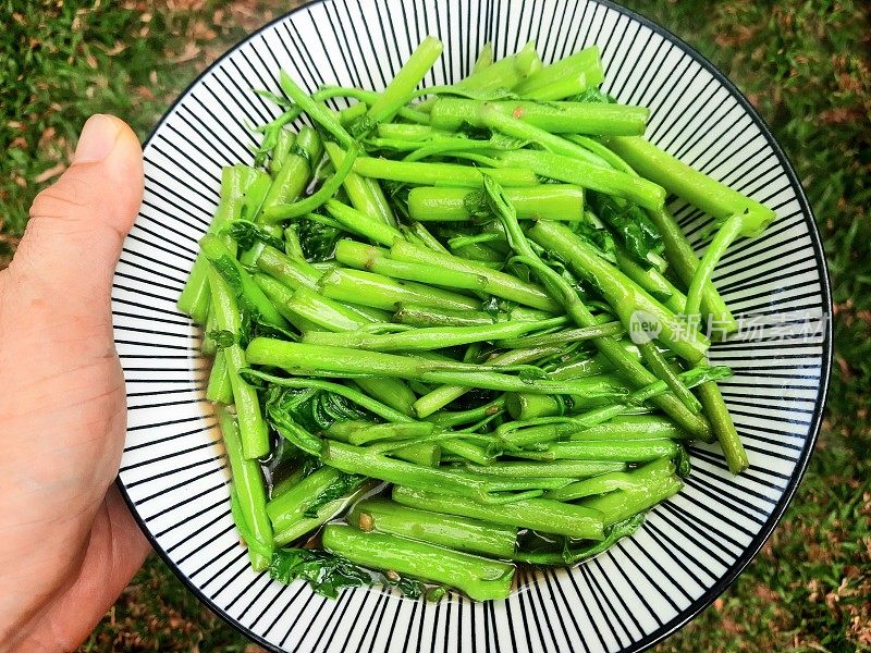 炒制牵牛花蔬菜食品的准备。