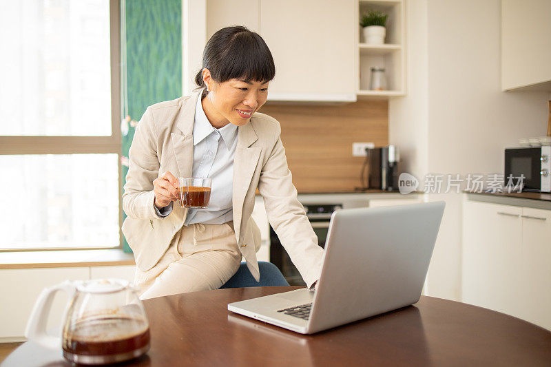 女人正在用笔记本电脑工作