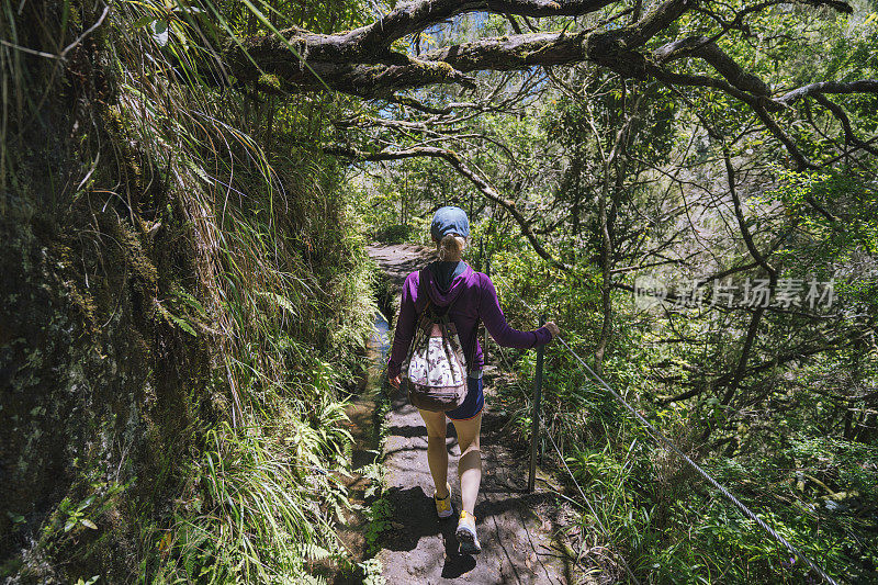 一名女子在葡萄牙马德拉岛的勒瓦达岛徒步旅行