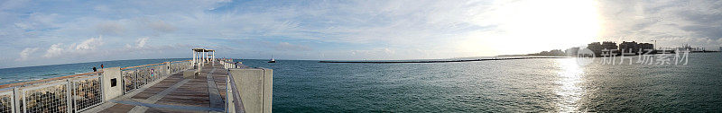 横跨迈阿密城市湾的码头