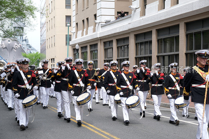 荷兰人出现在弗吉尼亚州诺福克的北约阅兵式上。