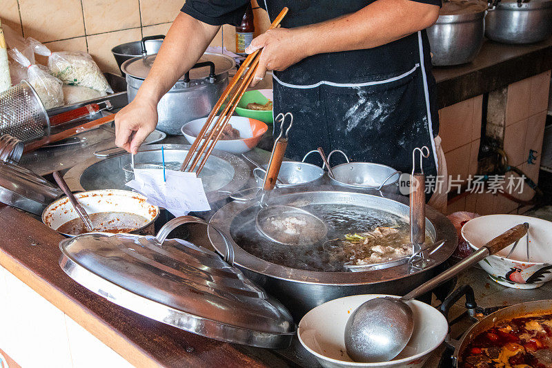 煮船面由米粉组成。猪骨汤类似于清面汤，上面有蔬菜配料。它被认为是一种受欢迎的美味的原始食物。
