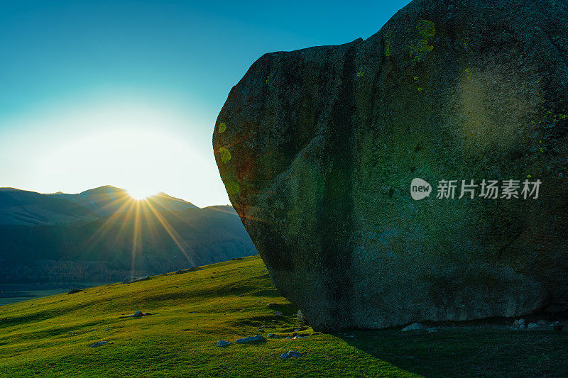 日落时分，风景如画的山景和巨大的巨石