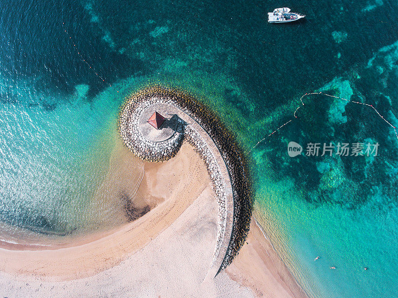 巴厘海岸的防波堤从无人机的鸟瞰图