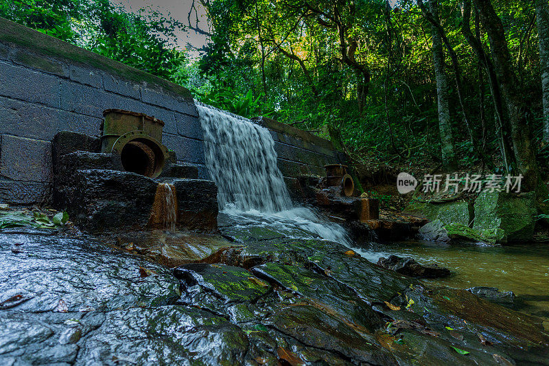 蒂茹卡国家公园内里约热内卢市的供水大坝，现在游客和徒步旅行者可以在大西洋森林的小径上参观。