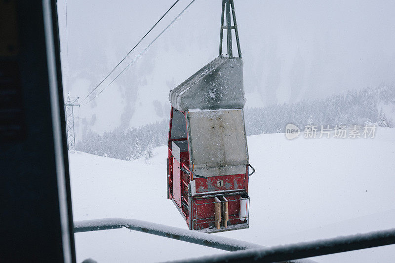 粉雪覆盖了贡多拉