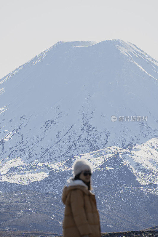 亚洲女游客与新西兰北岛汤加里罗火山合影