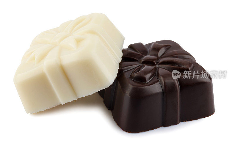 俄罗斯，克拉斯诺亚尔斯克——2024年5月3日:两款美丽的糖果，由黑色和白色的优质巧克力在白色的背景上分开制成。艺术巧克力。