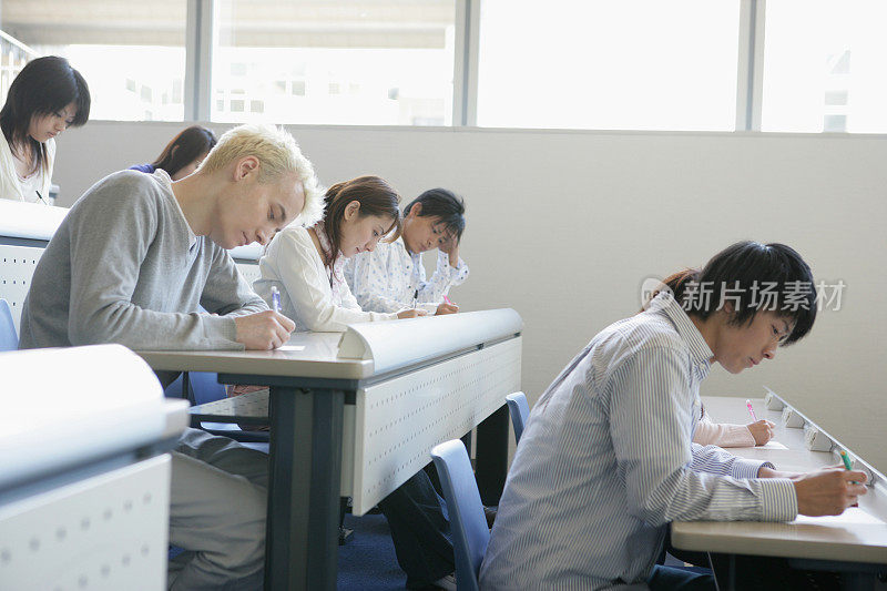 年轻学生参加考试