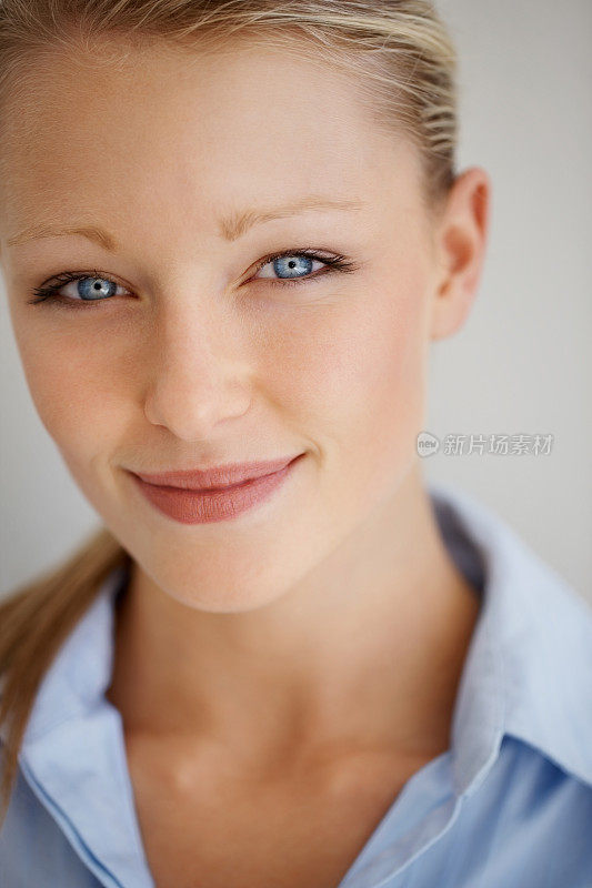 一个蓝色眼睛的年轻女人的特写肖像