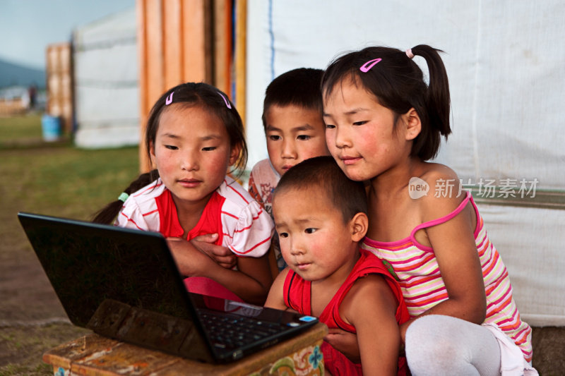 蒙古儿童使用笔记本电脑