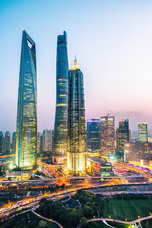 上海在日落时的高架景观-垂直形式