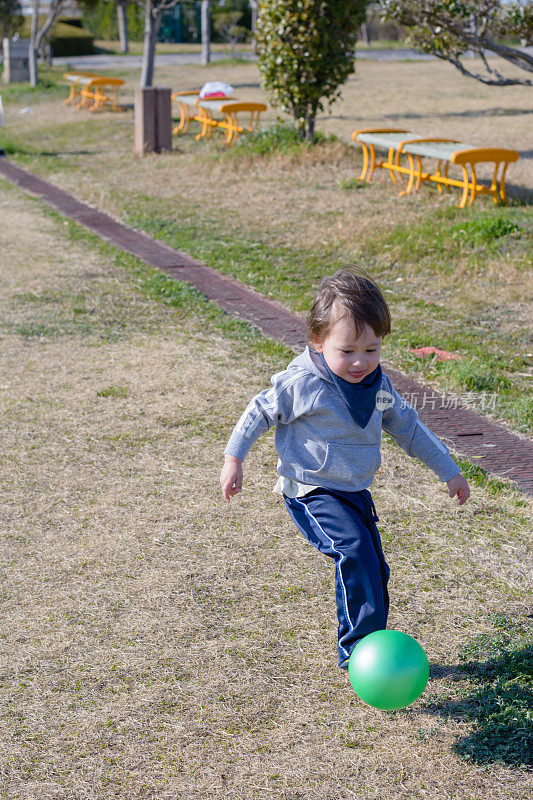 男孩在公园踢球