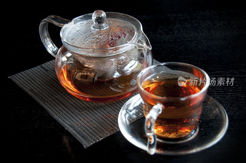 草药茶玻璃杯茶壶和杯子