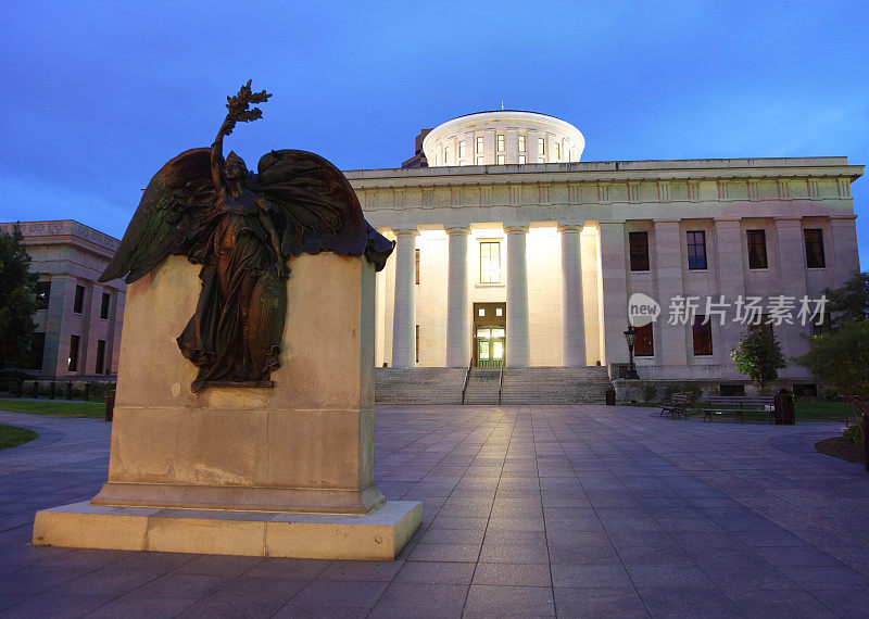 俄亥俄州议会大厦和和平纪念碑