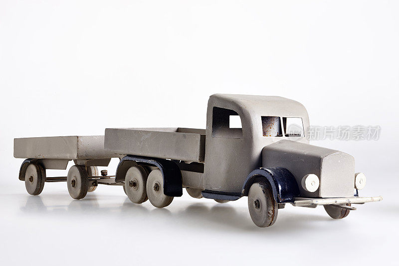 老式玩具卡车由金属板在灰色背景