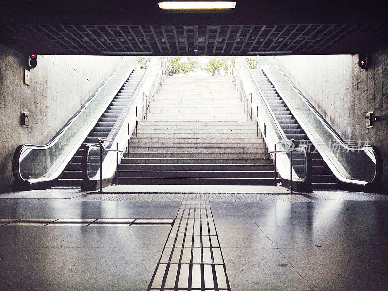 地铁站的自动扶梯