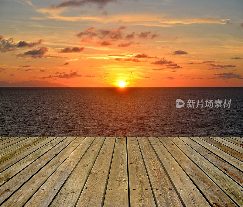 热带海边日出的木制平台