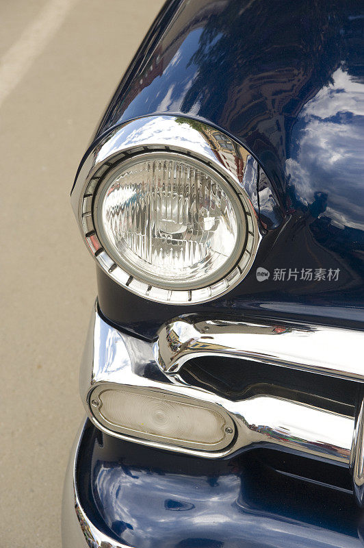 一辆1954年汽车的车头灯