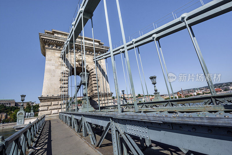 横跨多瑙河的铁链桥，匈牙利布达佩斯