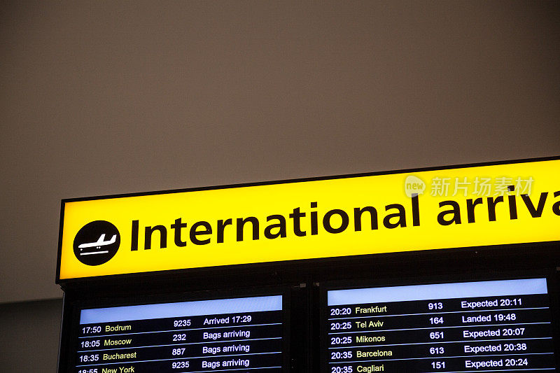国际旅客在机场签到