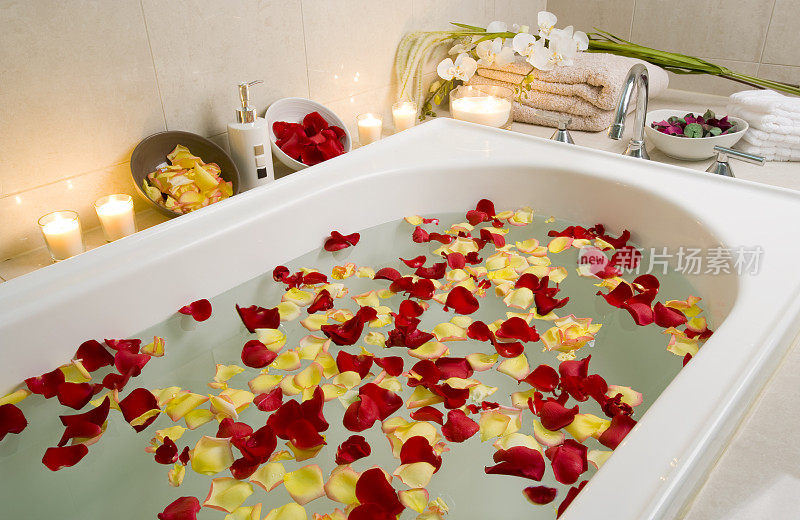 漂浮玫瑰花瓣的水疗浴缸