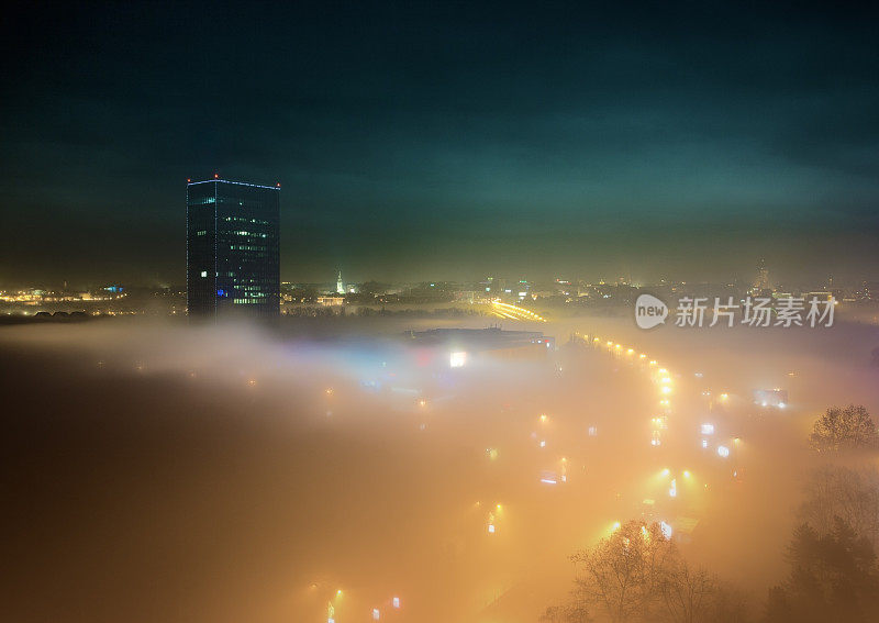 塞尔维亚贝尔格莱德的雾夜