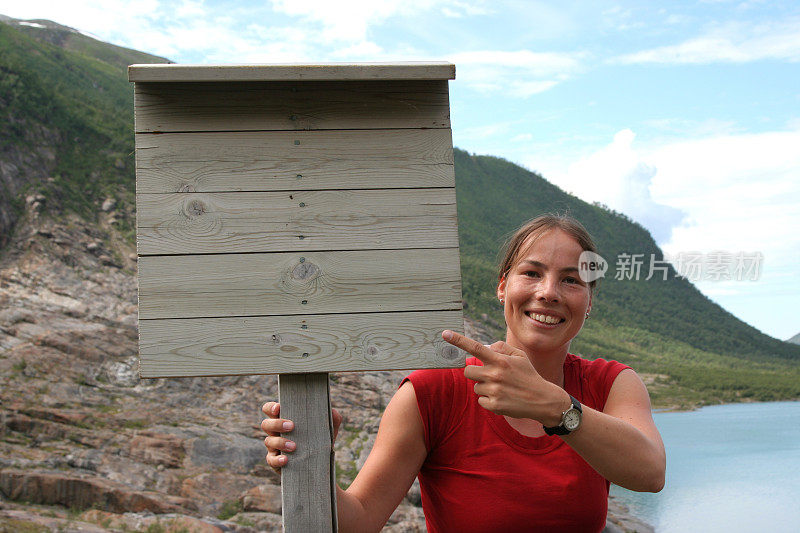 年轻的女人和空的迹象