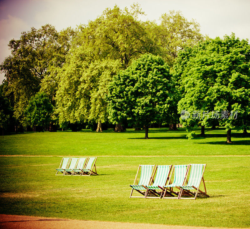 伦敦海德公园的空躺椅