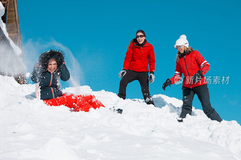 在山顶打雪仗