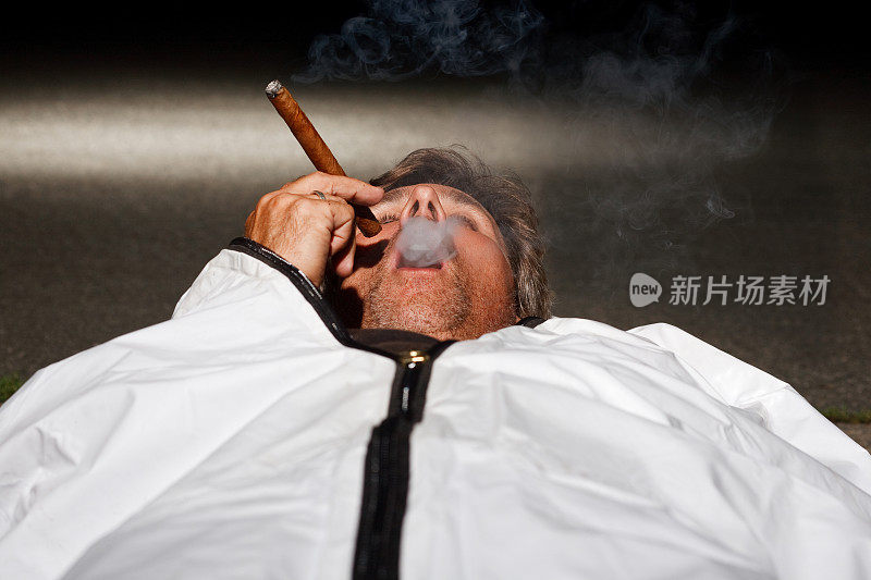裹尸袋里抽雪茄的男人吸了最后一口气