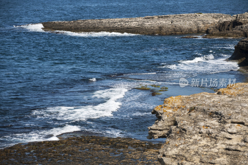 多岩石的海岸线