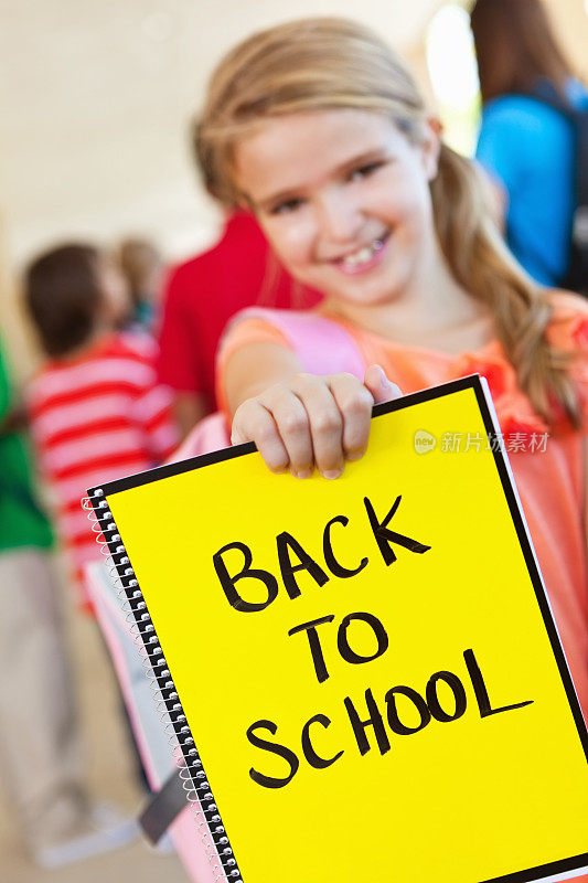 女孩举着“回学校”的“牌子”;关注noteboox
