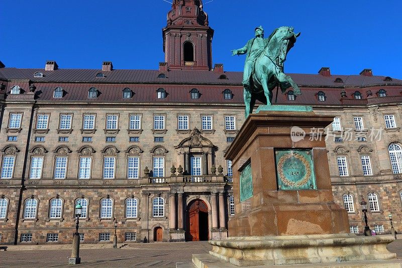 丹麦议会上弗雷德里克七世骑马雕像