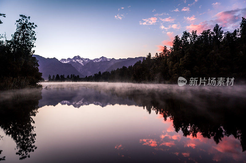 马西森湖自然全景在日出，新西兰