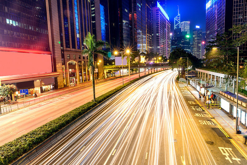 香港，现代都市夜晚的交通灯轨迹