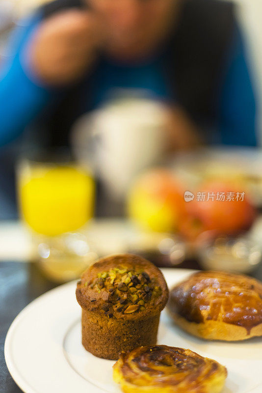 一名男子在土耳其伊斯坦布尔酒店享用早餐