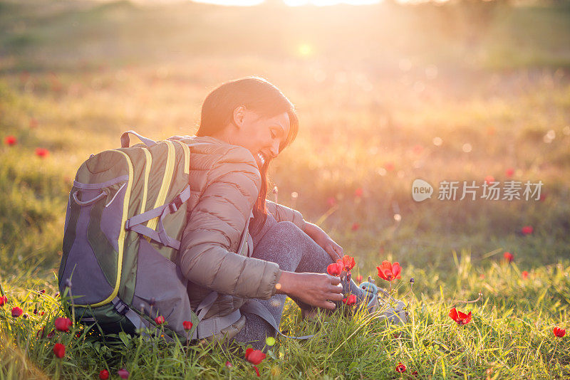 徒步旅行的女人享受大自然。