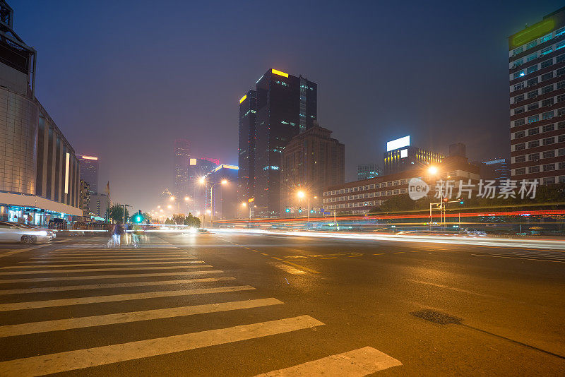 现代化的城市道路和夜间建筑