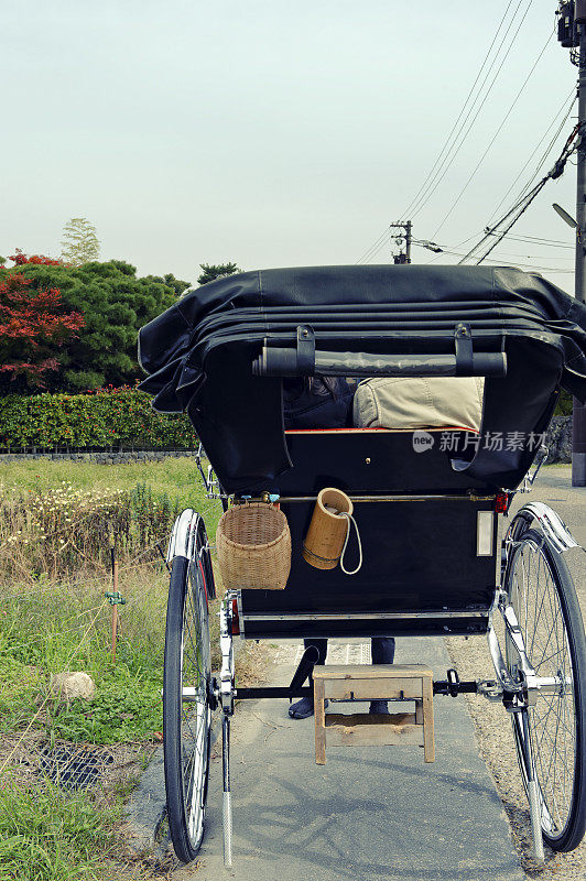 日本岚山传统人力车的后视图。