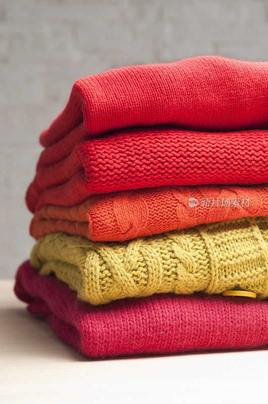 一堆五颜六色的毛衣