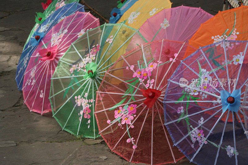 五颜六色的中国雨伞展示