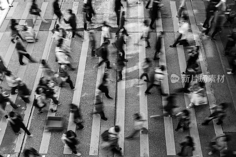 香港繁忙的行人过路处(黑白)