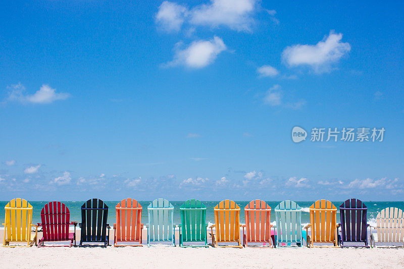 海滩上漂亮的彩色椅子