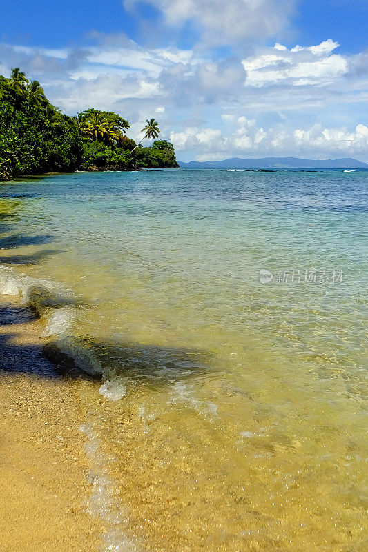 斐济塔韦乌尼岛海岸线。