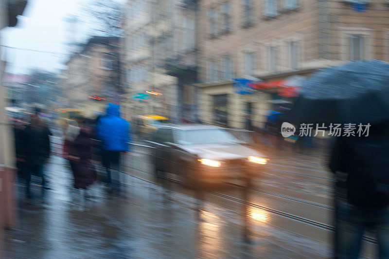 雨天，成群的人过马路