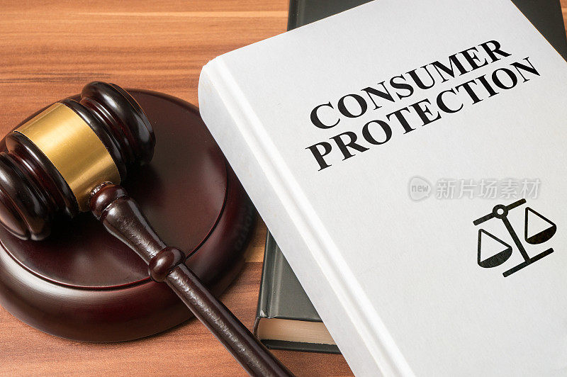 消费者保护手册和木槌。法律法规概念。