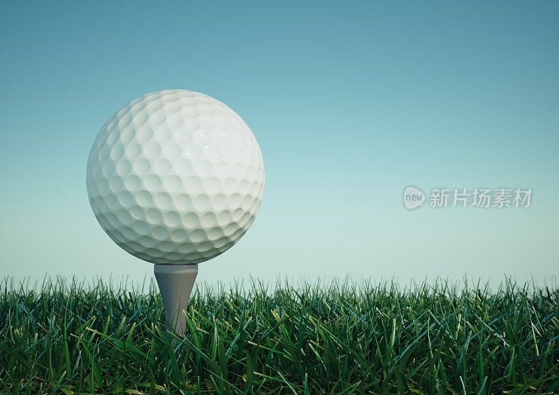 高尔夫球，球座在草地上